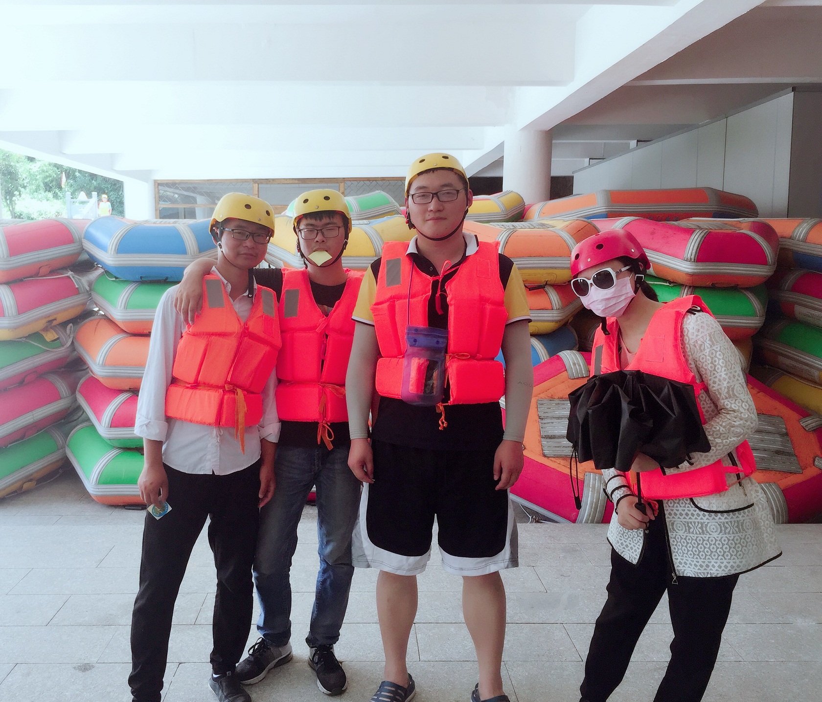 浙江安吉尚书圩峡瀑漂流合影